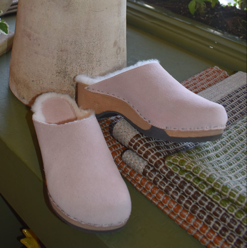 KUNSTEN Embla clogs in Lily Rose suede with lambswool