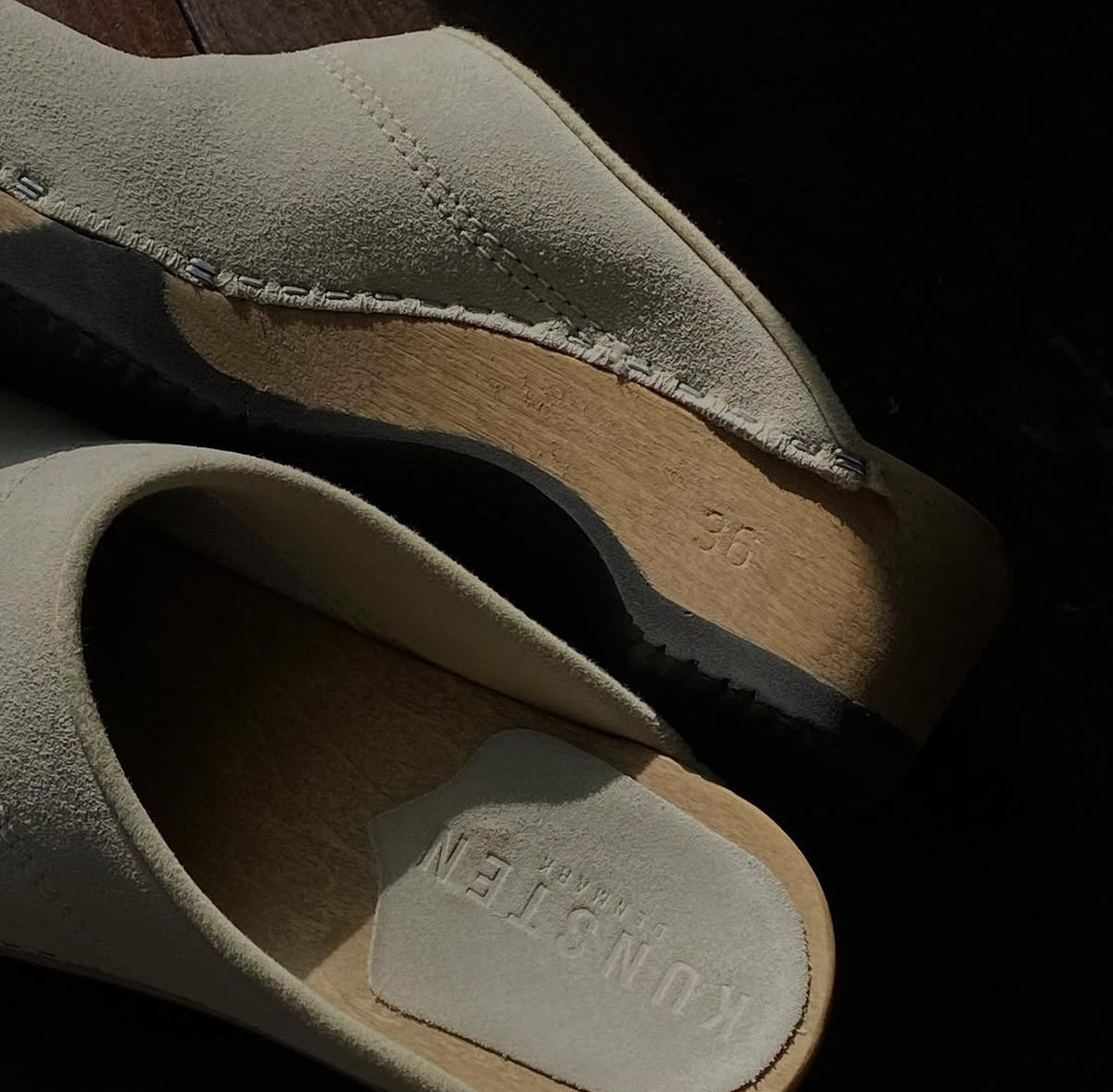 The bendable aspen wood sole of a KUNSTEN Embla clog, close up