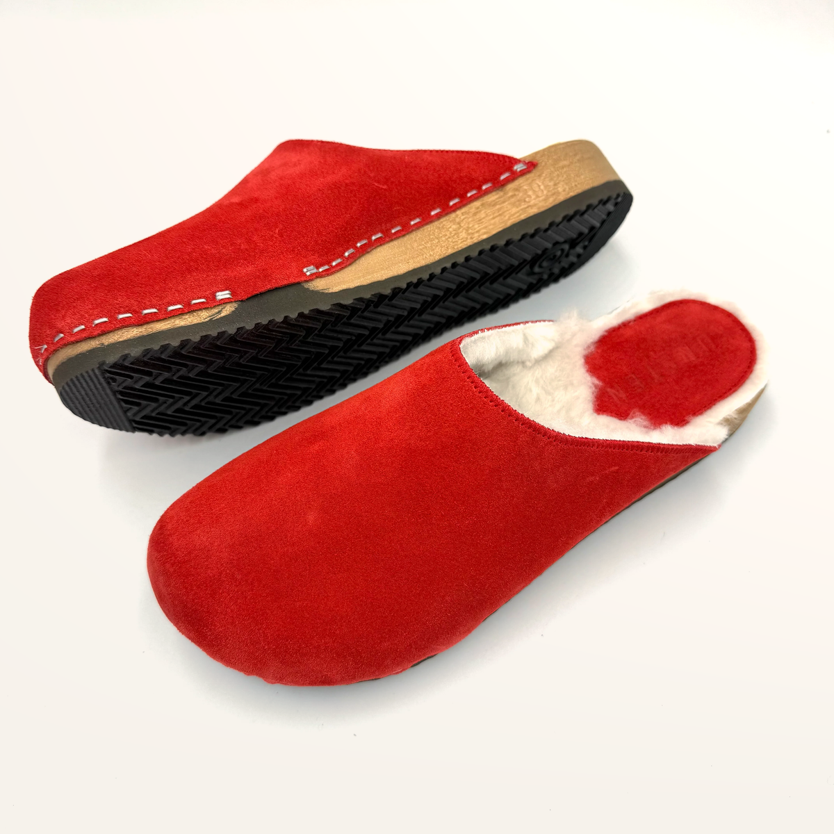 Ella | Postkasse Rød Suede x Pure Lambswool