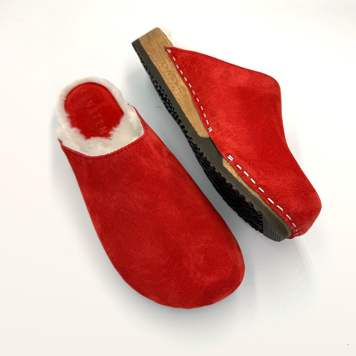 Ella | Postkasse Rød Suede x Pure Lambswool