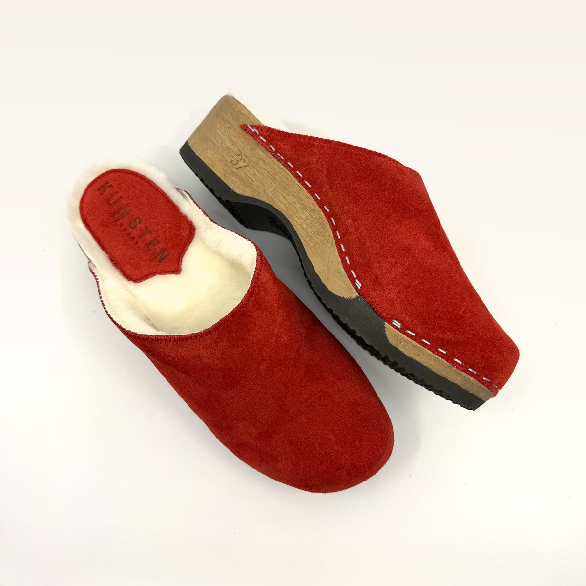 Embla | Postkasse Rød Suede x Pure Lambswool