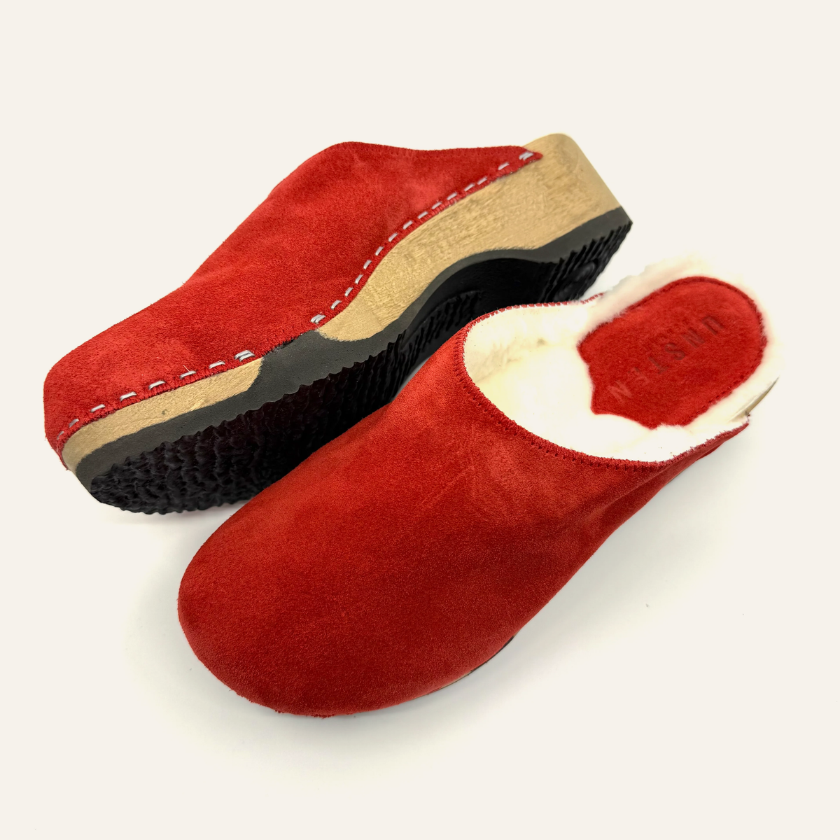Embla | Postkasse Rød Suede x Pure Lambswool