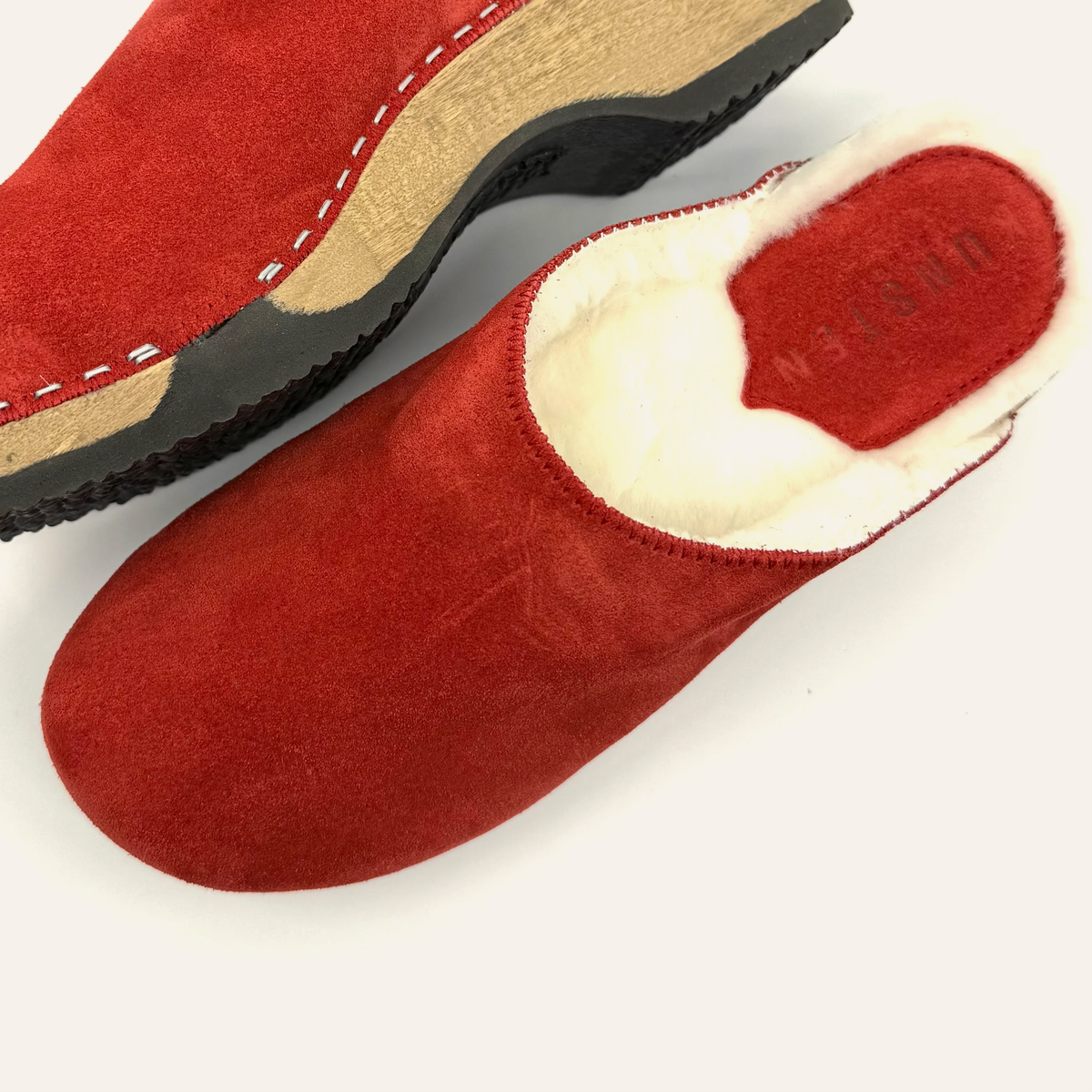 Embla | Postkasse Rød Suede x Pure Lambswool